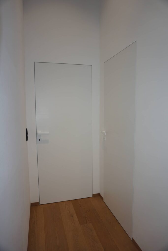 Wandbündige weiße Türe mit Eckzarge